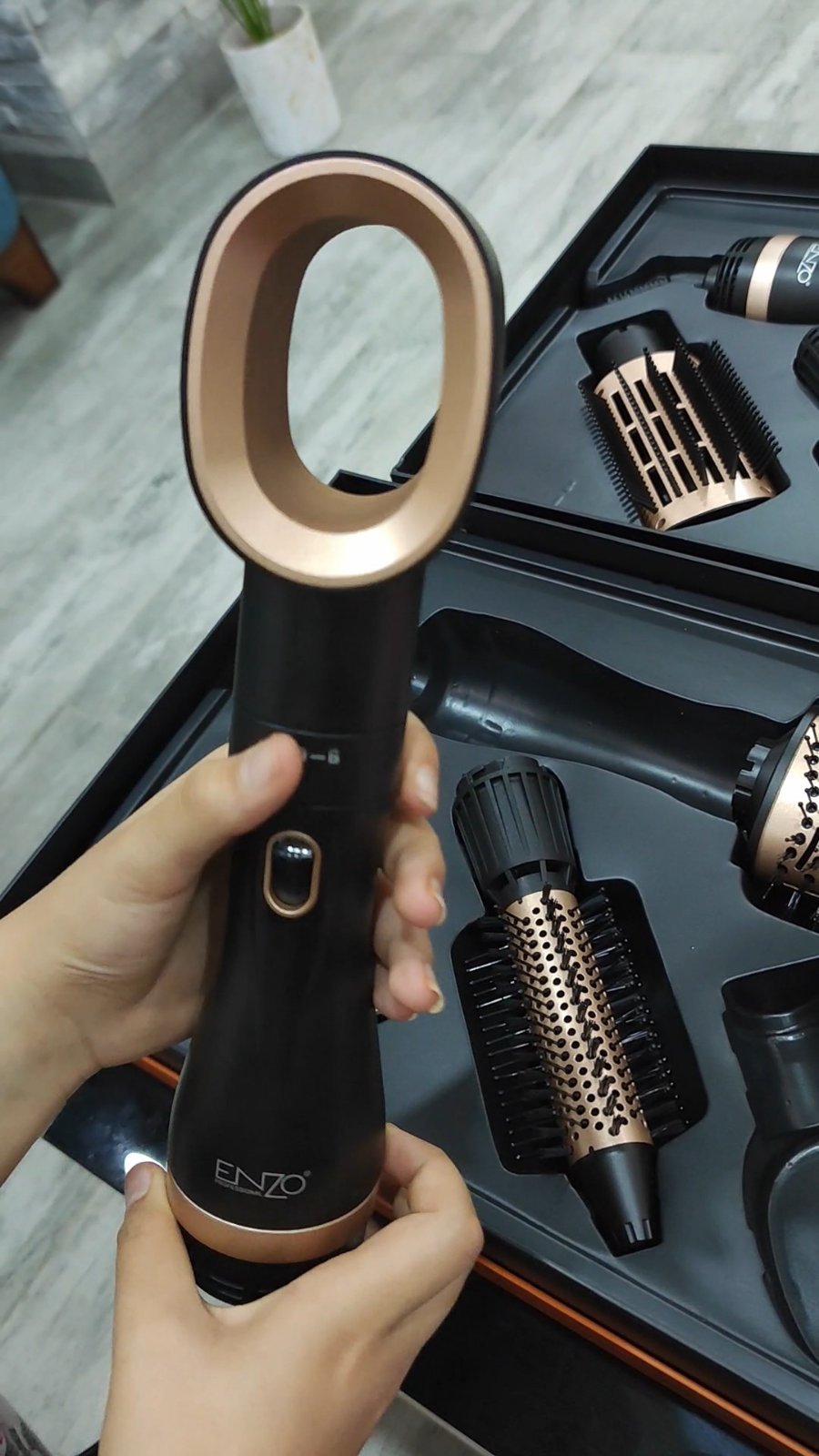 Pack ENZO Sèche-cheveux & Volumateur & Brosse à air chaud 4en1 – Image 5