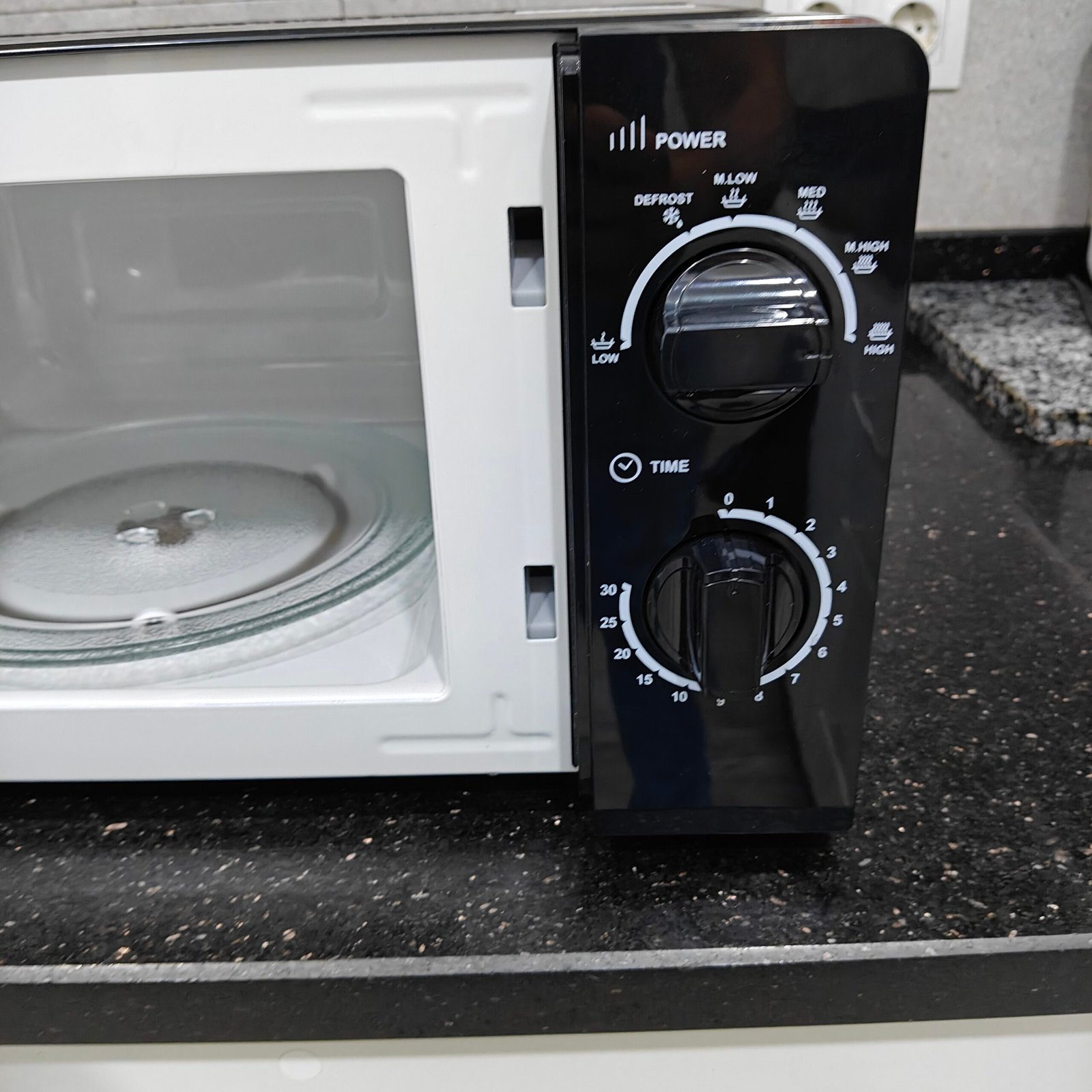 Four à Micro-ondes Raylan 20L – 700W, 6 niveaux de puissance, minuterie – Image 2